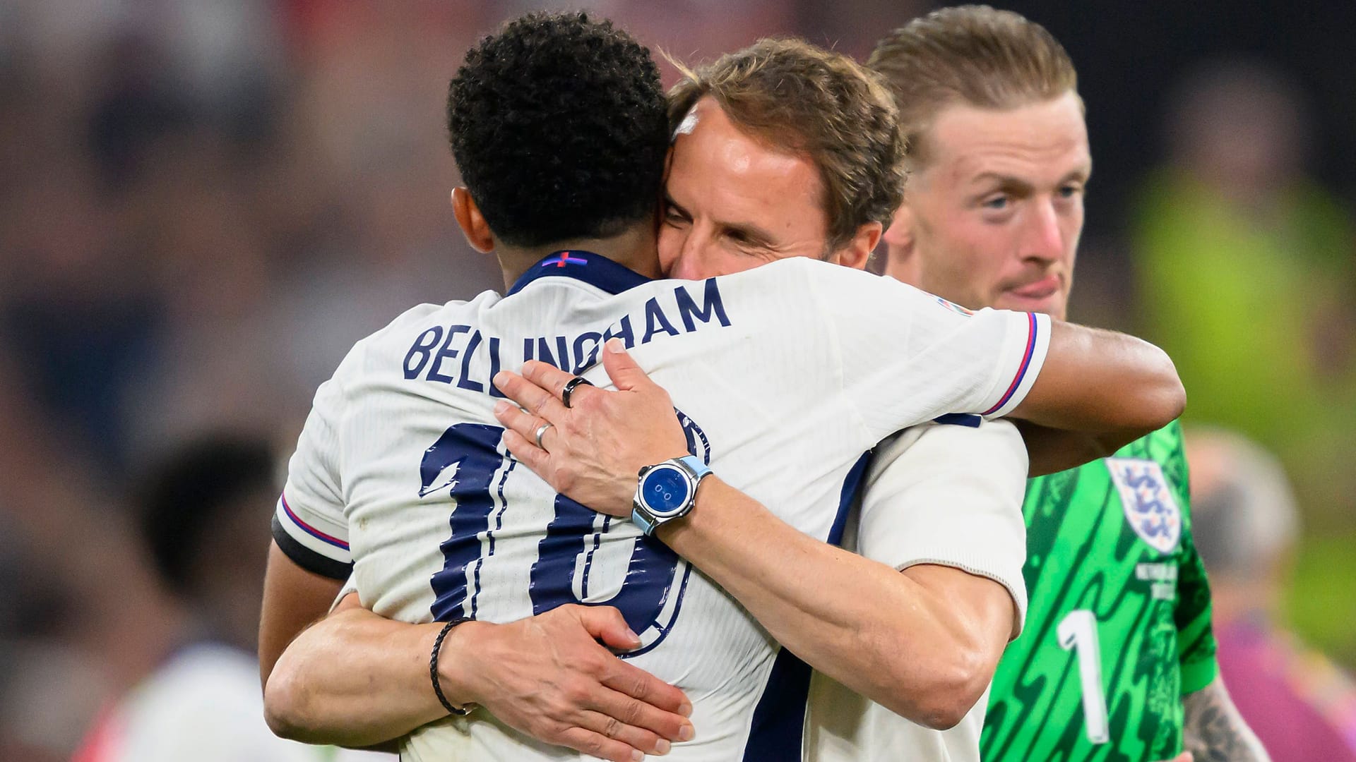 Erleichterung: Englands Nationaltrainer Southgate herzt Jude Bellingham nach dem Einzug ins EM-Finale.