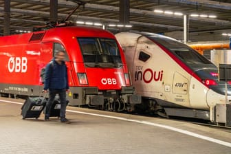 Ein Zug der Österreichischen Bundesbahnen (ÖBB) steht am Münchner Hauptbahnhof: Bislang dauert die Fahrt von Wien in die bayerische Landeshauptstadt mindestens vier Stunden.