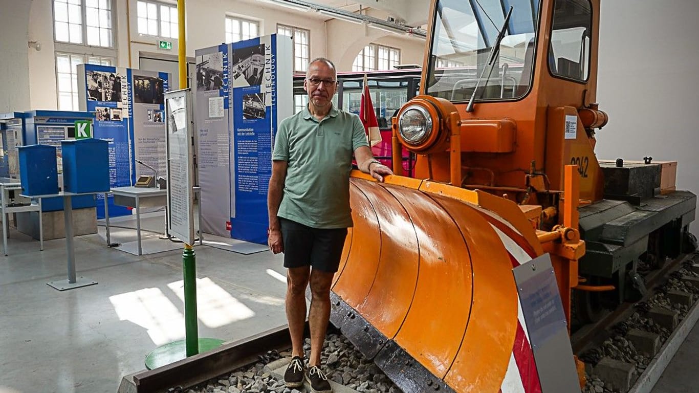 Grünen-Stadtrat Christian Smolka mit einem historischen Räumfahrzeug aus dem MVG-Museum: Umgerüstet könnte dieses Schienen von Schnee und Eis befreien.