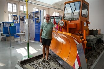 Grünen-Stadtrat Christian Smolka mit einem historischen Räumfahrzeug aus dem MVG-Museum: Umgerüstet könnte dieses Schienen von Schnee und Eis befreien.