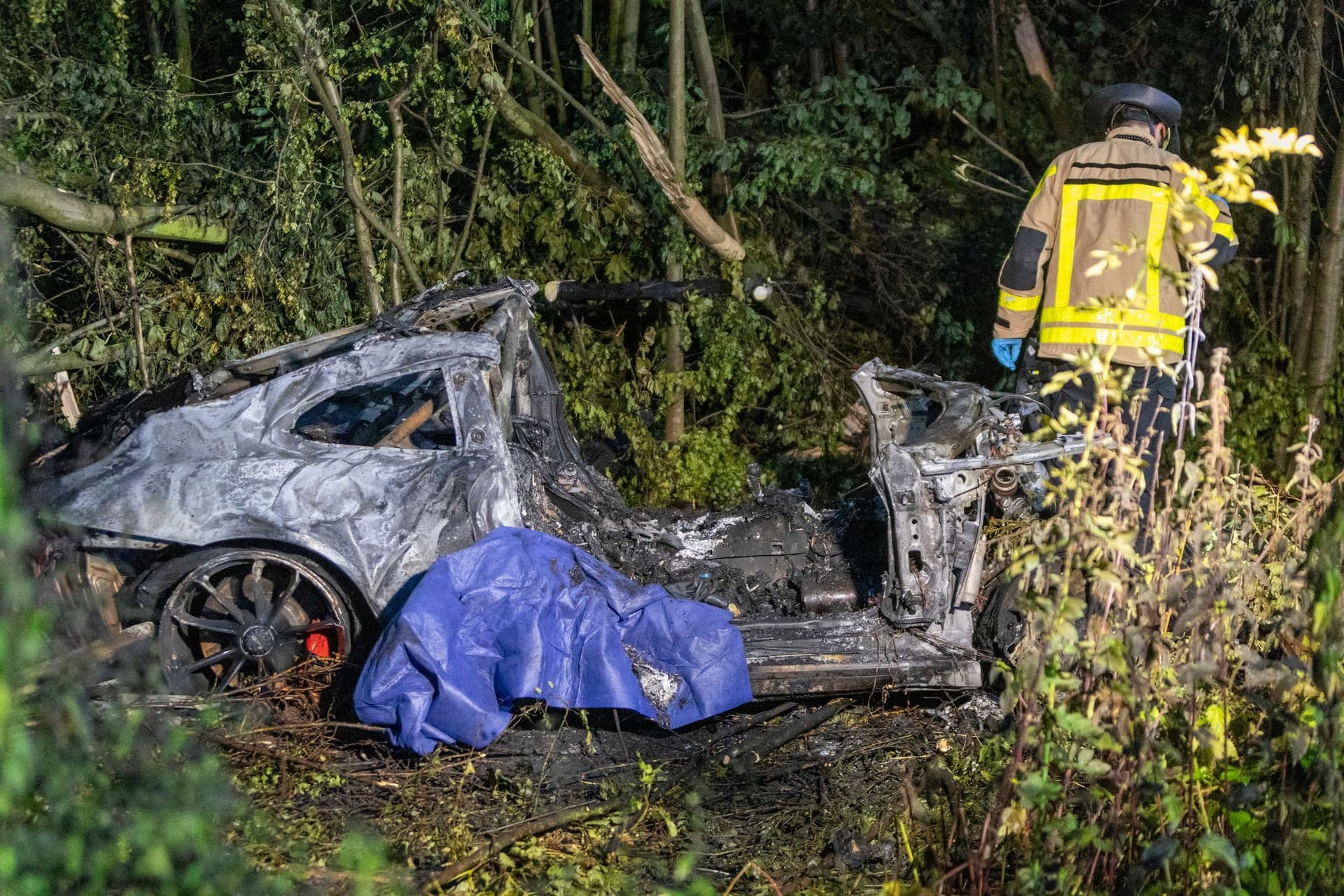 Zwei Menschen vermutlich bei Autorennen auf A44 verbrannt