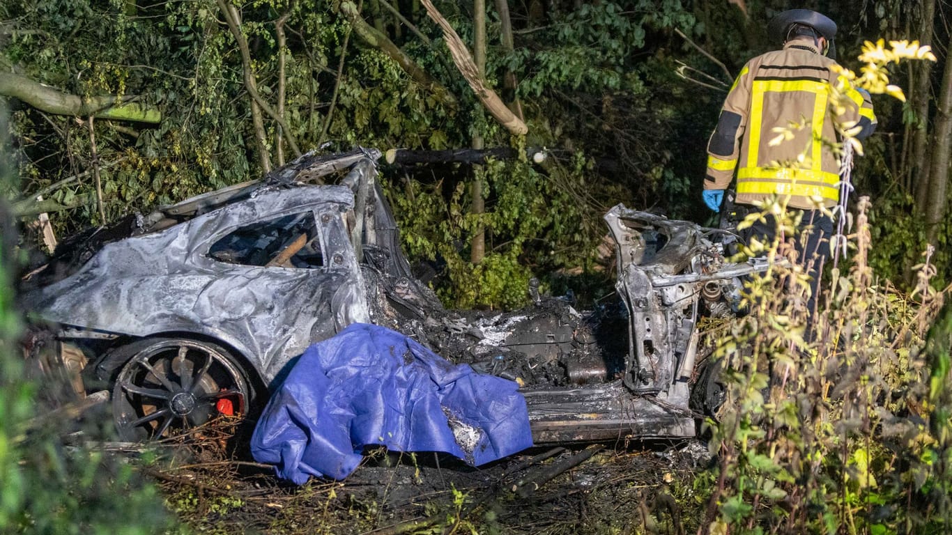 Zwei Menschen vermutlich bei Autorennen auf A44 verbrannt