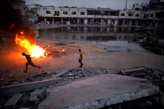 Chan Junis: Palästinenser zünden ein Feuer an, um Moskitos und andere Insekten fernzuhalten.