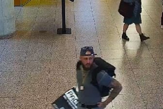 Die Polizei Berlin sucht diesen Mann: Er soll einen anderen Mann beraubt und verletzt haben.