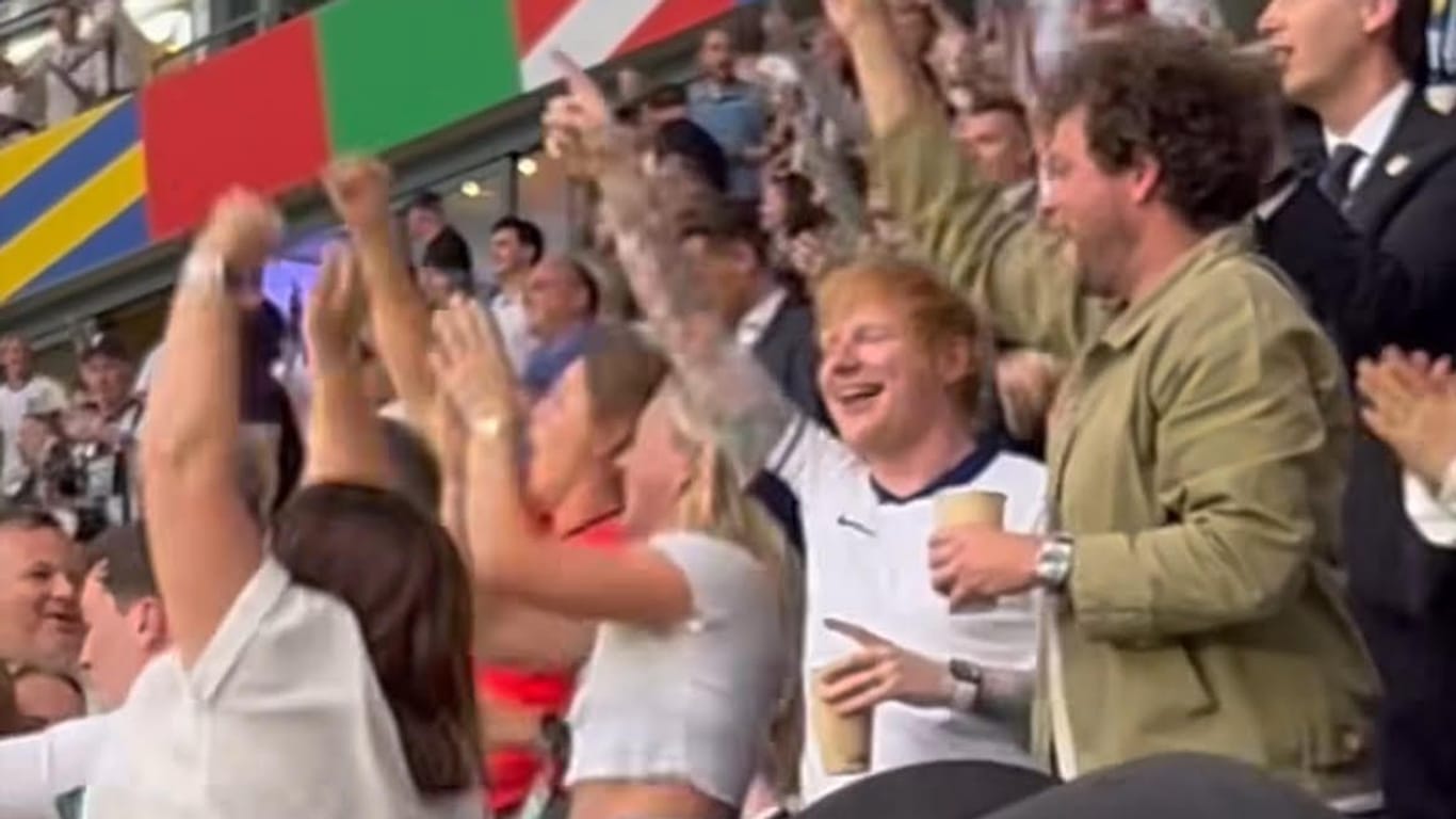 Ed Sheeran bejubelt das 2:1 der Engländer auf der VIP-Tribüne. Torschütze war Harry Kane vom FC Bayern.