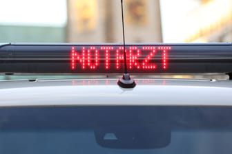 Ein Einsatzwagen mit eingeschaltetem Schriftzug "Notarzt" (Symbolbild): Verschwindet das Wort komplett von den Rettungsfahrzeugen?