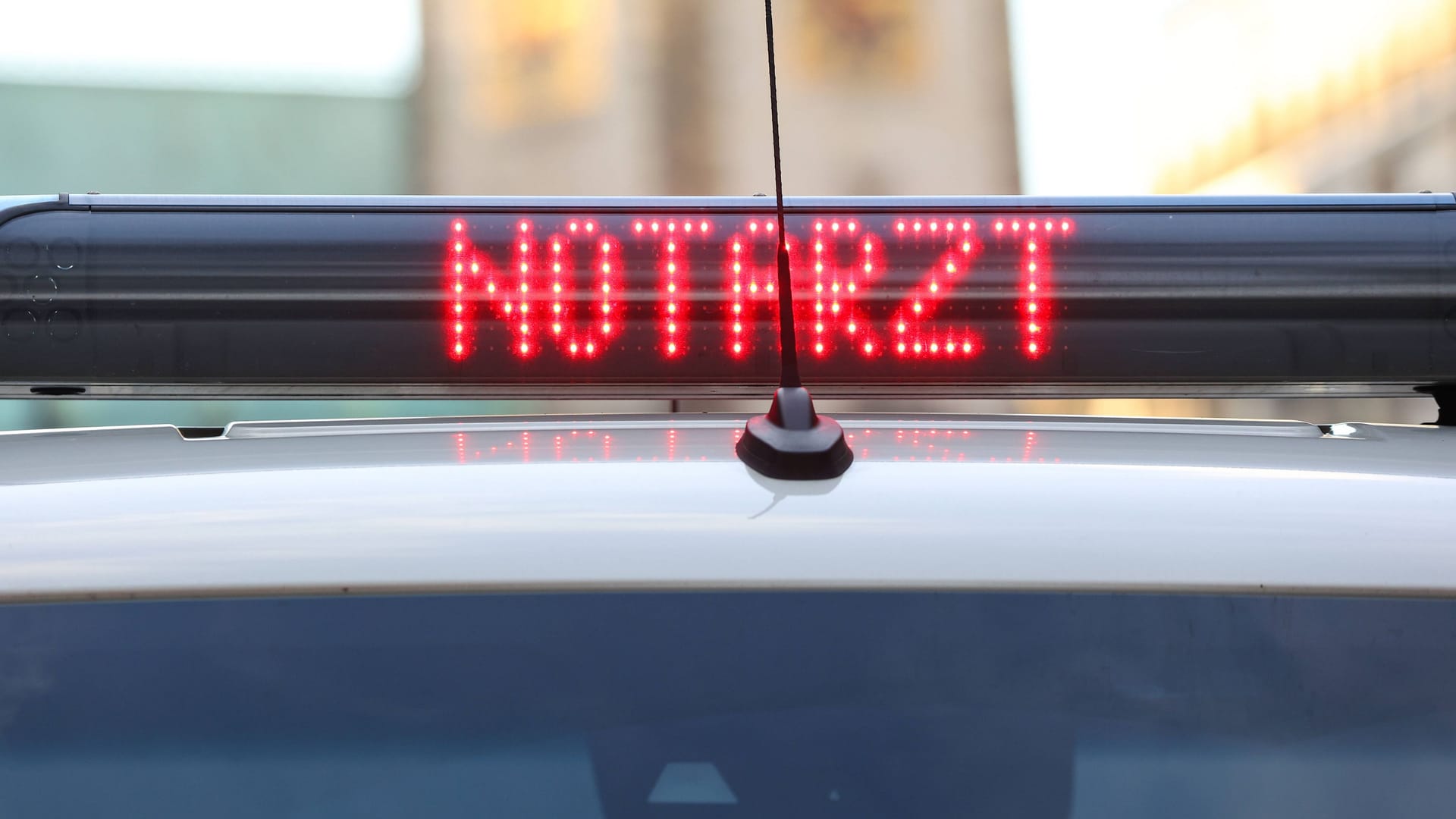 Ein Einsatzwagen mit eingeschaltetem Schriftzug "Notarzt" (Symbolbild): Verschwindet das Wort komplett von den Rettungsfahrzeugen?