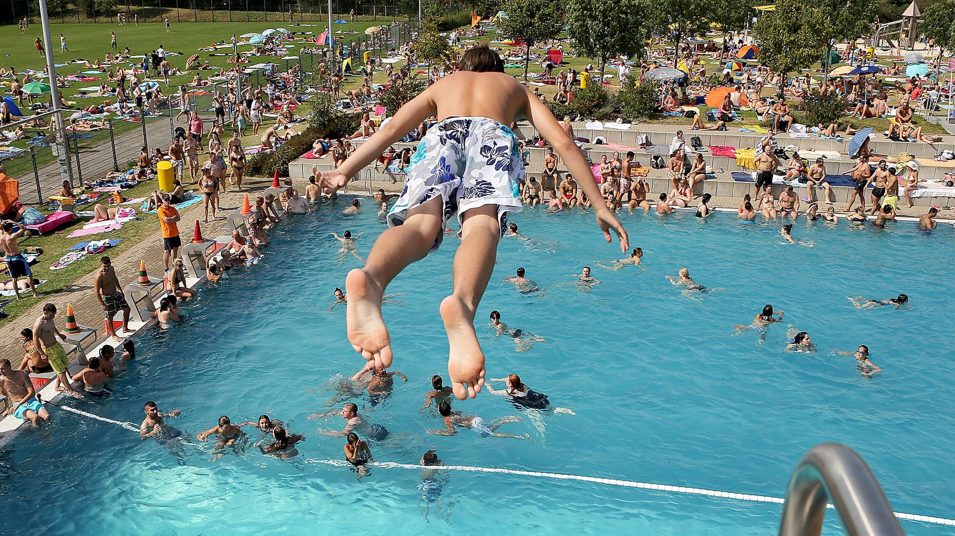 Düsseldorf Freibad Rheinbad Sommer 38 Grad