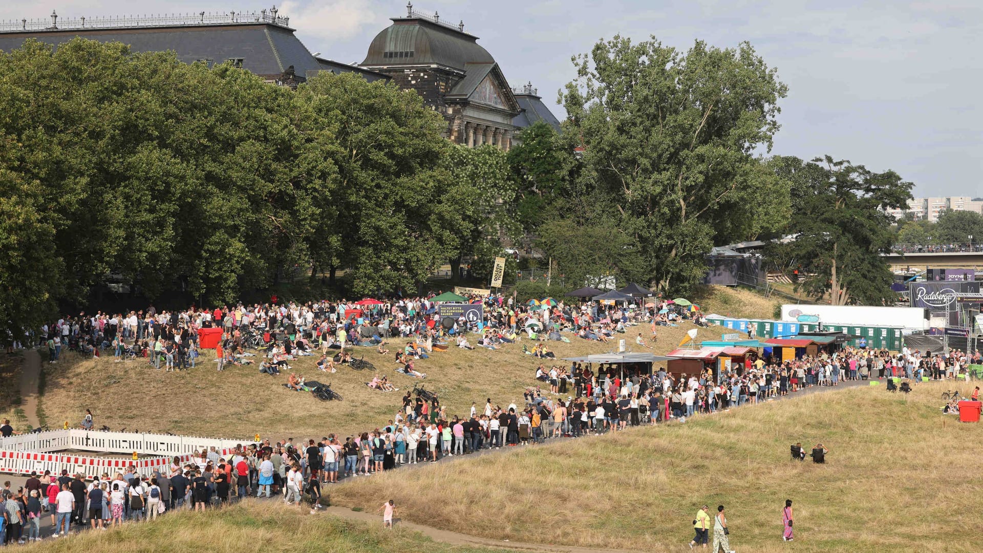 Der Einlass verzögerte sich in diesem Jahr um fast eine halbe Stunde: 12.000 Fans haben ein Ticket für den Kaisermania-Auftakt ergattert.