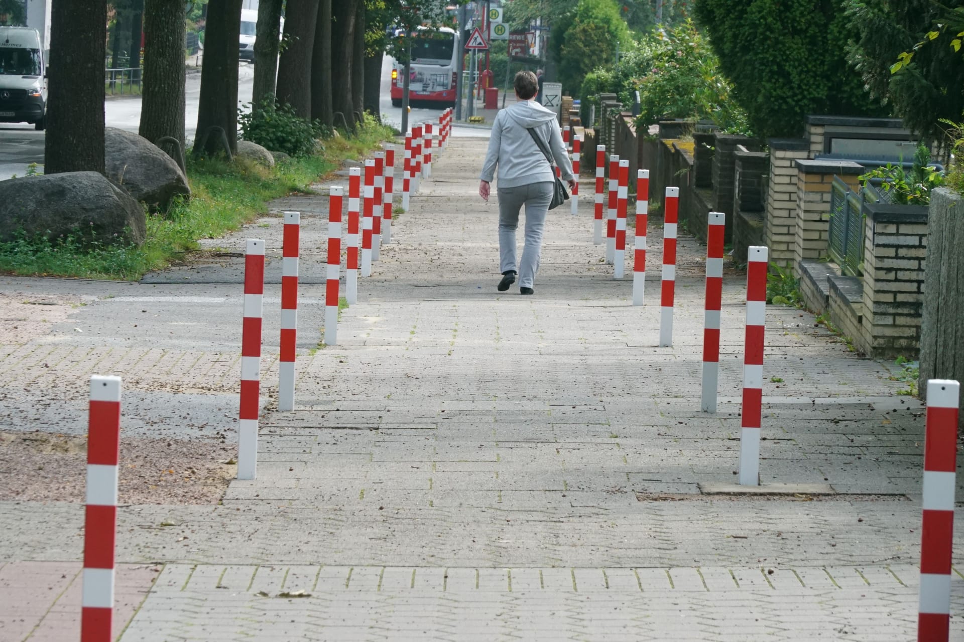 80 Poller an der Zahl: So viele der Metallstangen hat die Stadt zuletzt vor der Elisabeth Lange Schule im Stadtteil Eißendorf aufgestellt.