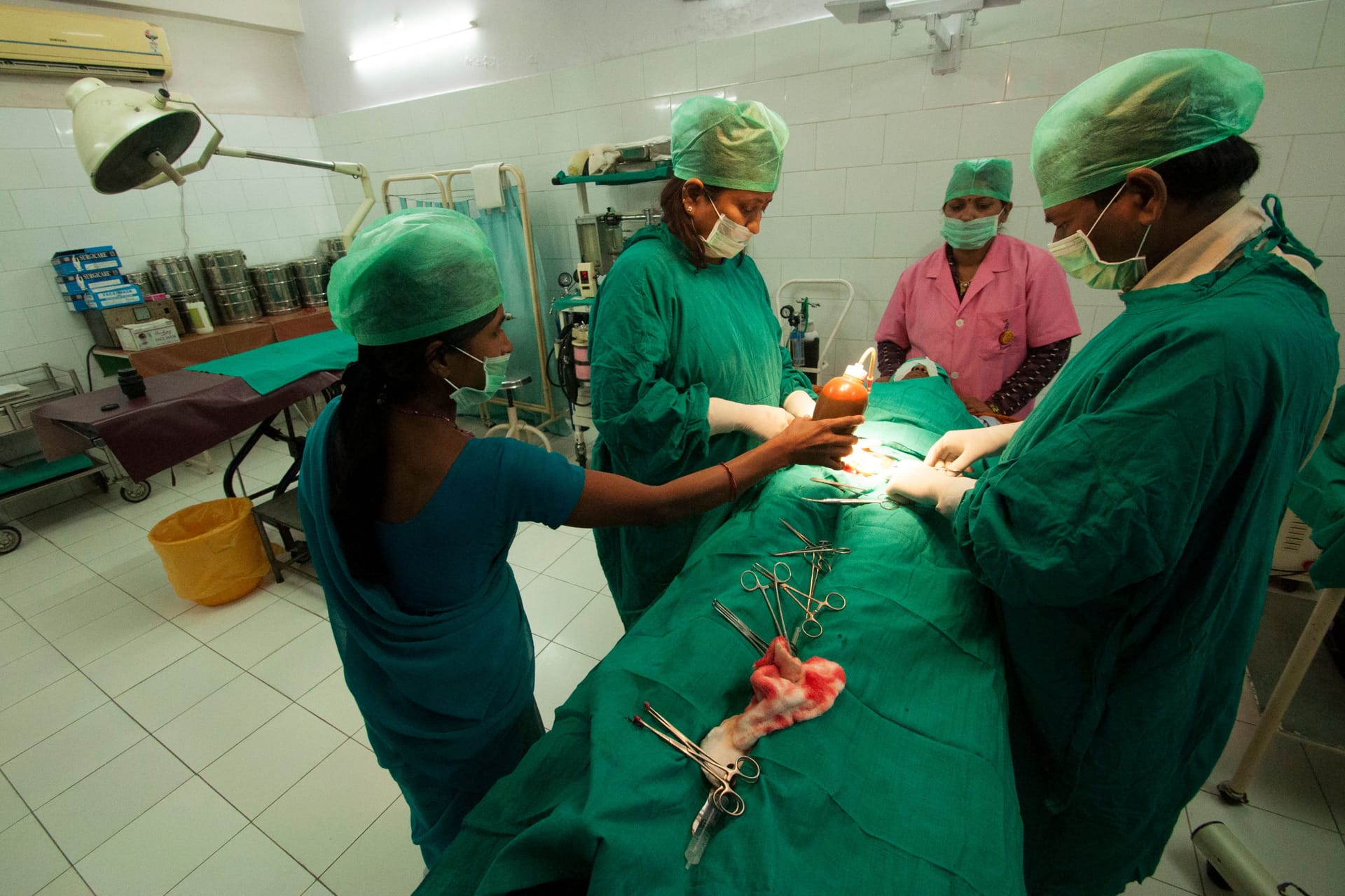 OP in Indien (Symbolbild): Die Eltern des Jungen sind mit der Erklärung der Gesundheitsbehörde des Bezirks unzufrieden.