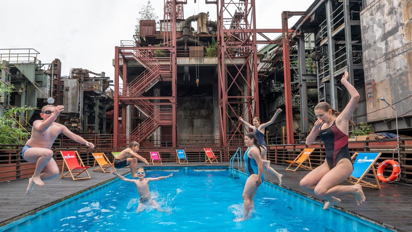 Der erste Sprung ins Werkschwimmbad: Eröffnung der Saison 2024 auf der Kokerei Zollverein.