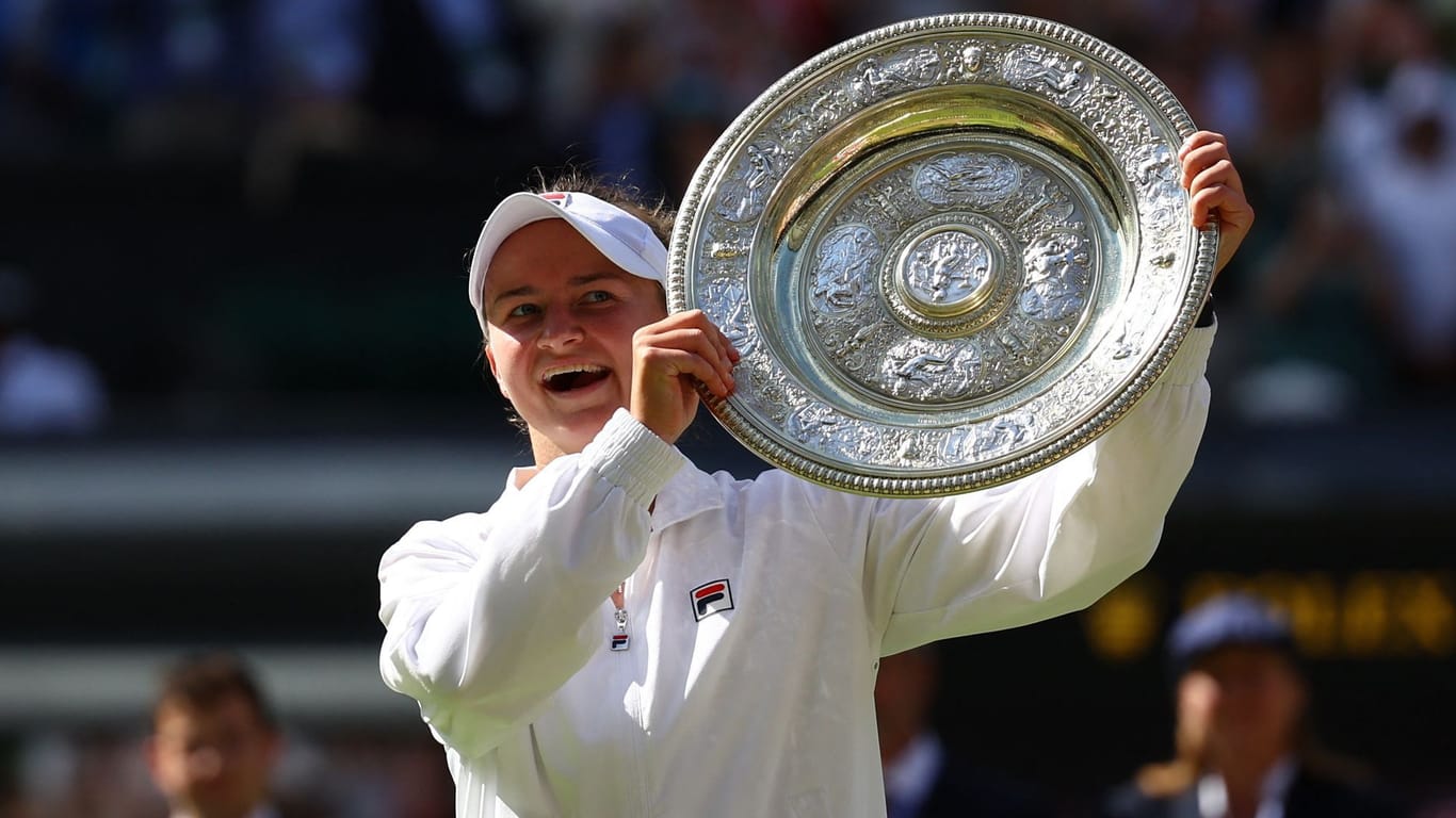 Erster Titel in Wimbledon: Barbora Krejčíková mit der Trophäe.