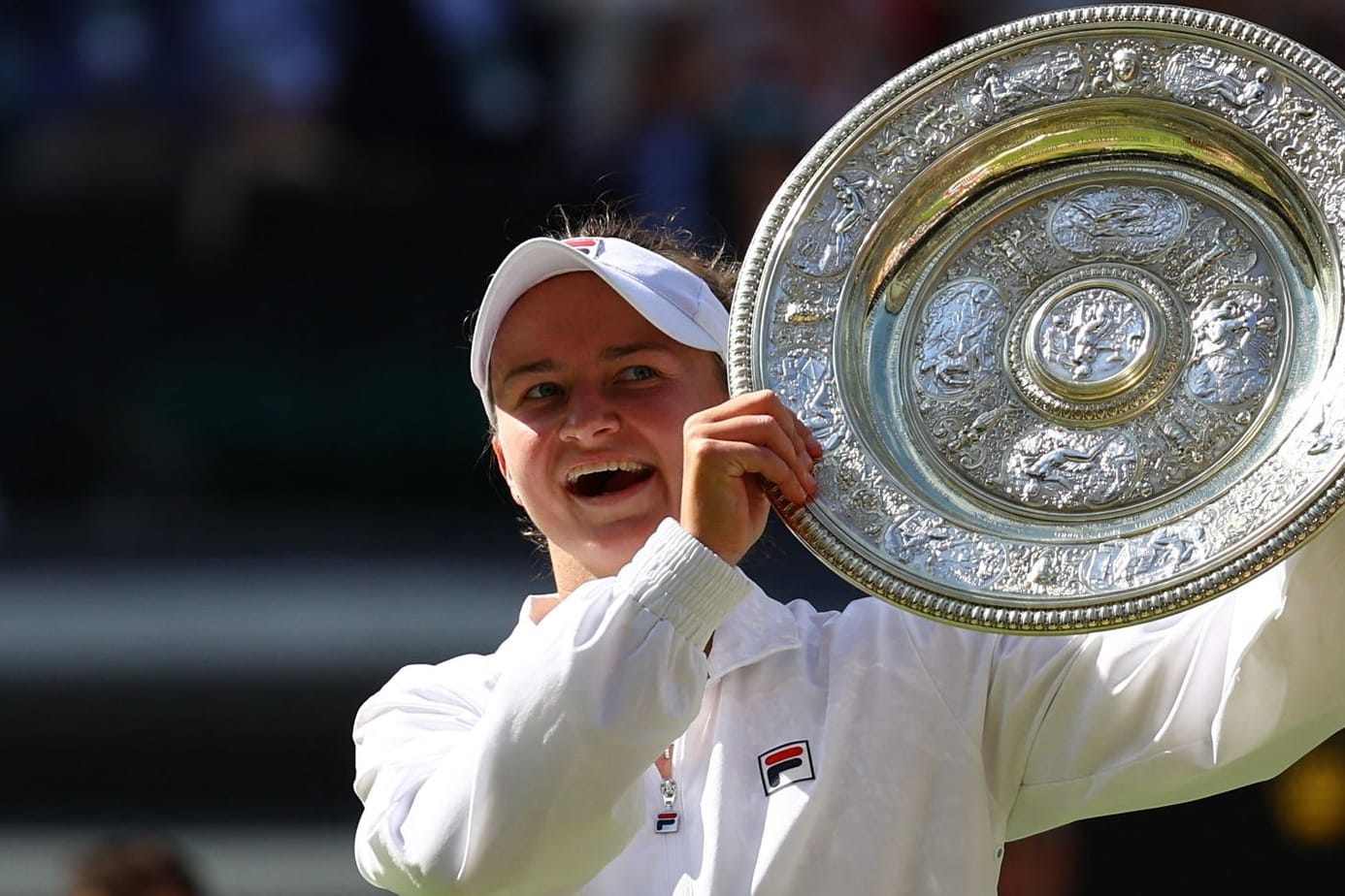 Erster Titel in Wimbledon: Barbora Krejčíková mit der Trophäe.