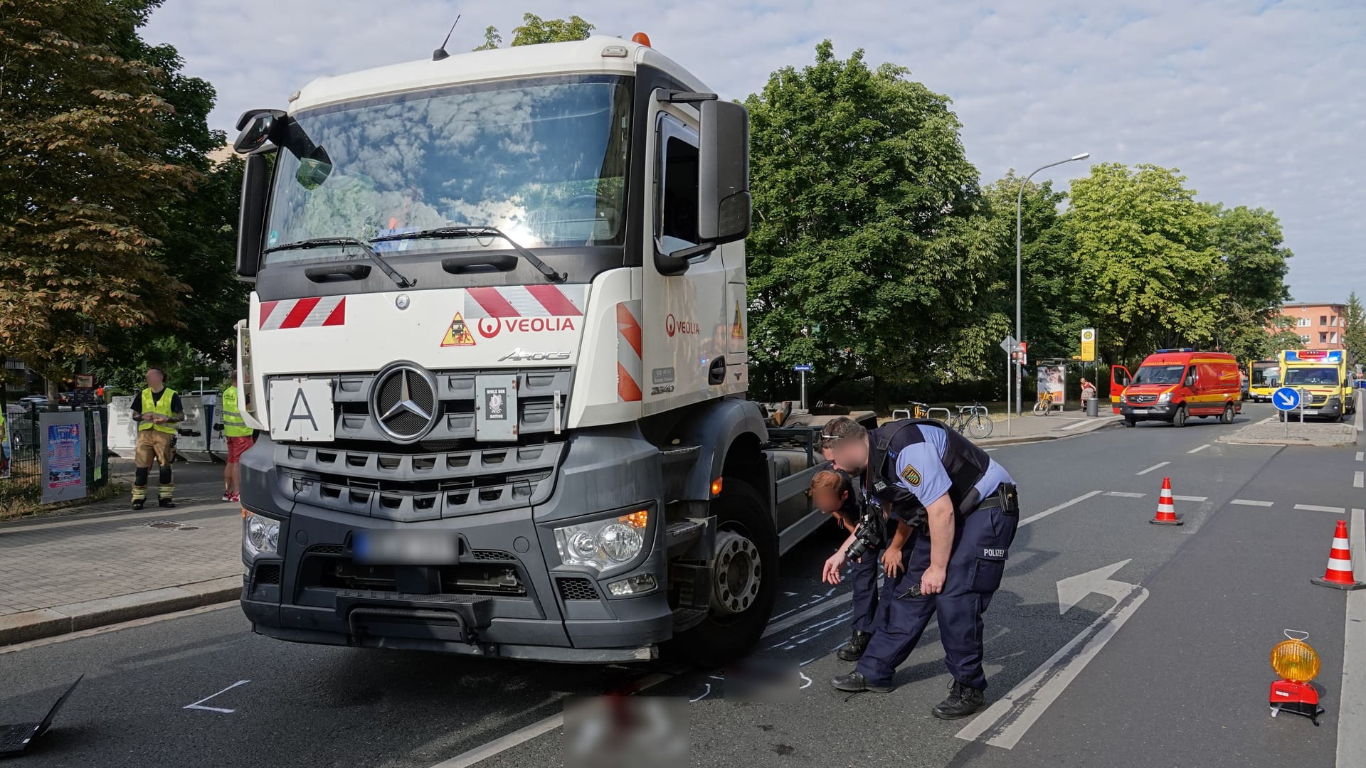 Polizisten inspizieren die Unfallstellen auf der Kreuzung Schneebergstraße/Rosenbergstraße: Der 68-jährige Architekt verstarb noch am Dienstag im Krankenhaus.