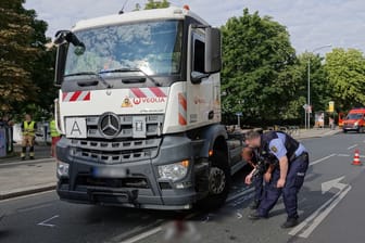 Polizisten inspizieren die Unfallstellen auf der Kreuzung Schneebergstraße/Rosenbergstraße: Der 68-jährige Architekt verstarb noch am Dienstag im Krankenhaus.