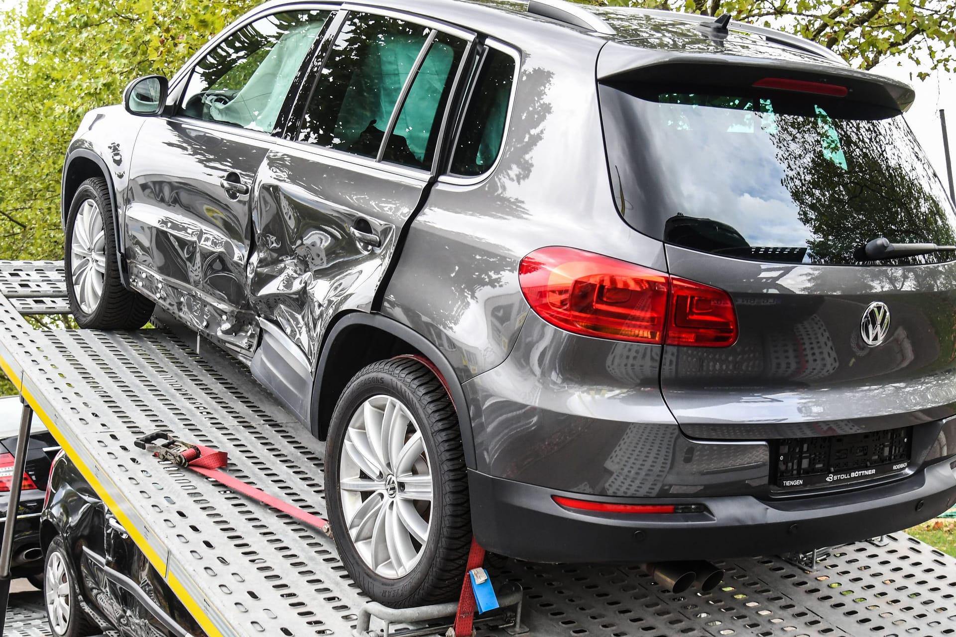 Schäden am Auto: Eine Untergrenze legt fest, ab wann die gegnerische Versicherung das Gutachten bezahlt.