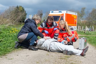 Rettungsdienst bei einer Reanimation (Symbolbild): Die Feuerwehr Bremerhaven kritisiert die Auswertung.