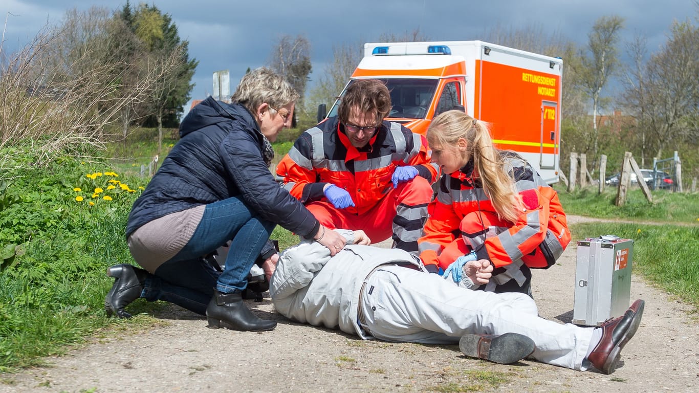 Rettungsdienst bei einer Reanimation (Symbolbild): Die Feuerwehr Bremerhaven kritisiert die Auswertung.