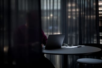 Person arbeitet an einem Laptop im Büro