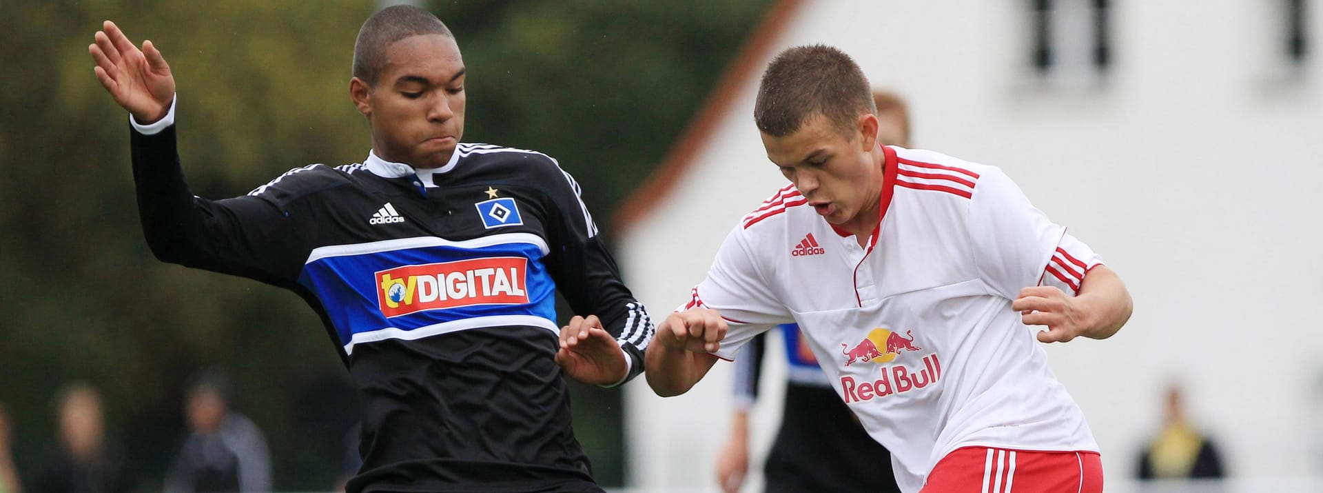 Jonathan Tah (l.) wurde schon mit 17 Jahren beim HSV zum Profi: Auf diesem Bild ist er noch 15 und kämpft gegen ein Talent von RB Leipzig.