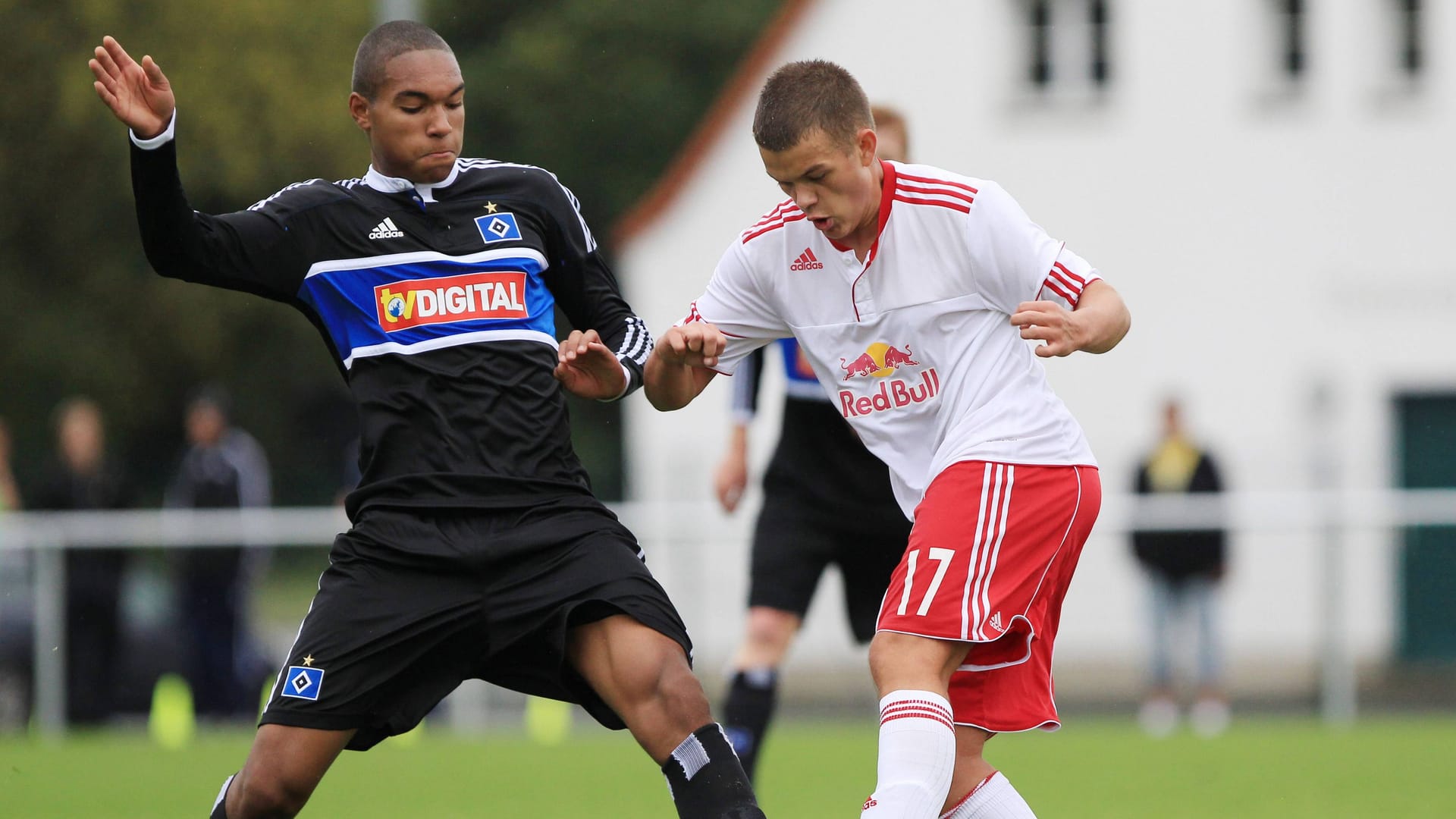 Jonathan Tah (l.) wurde schon mit 17 Jahren beim HSV zum Profi: Auf diesem Bild ist er noch 15 und kämpft gegen ein Talent von RB Leipzig.