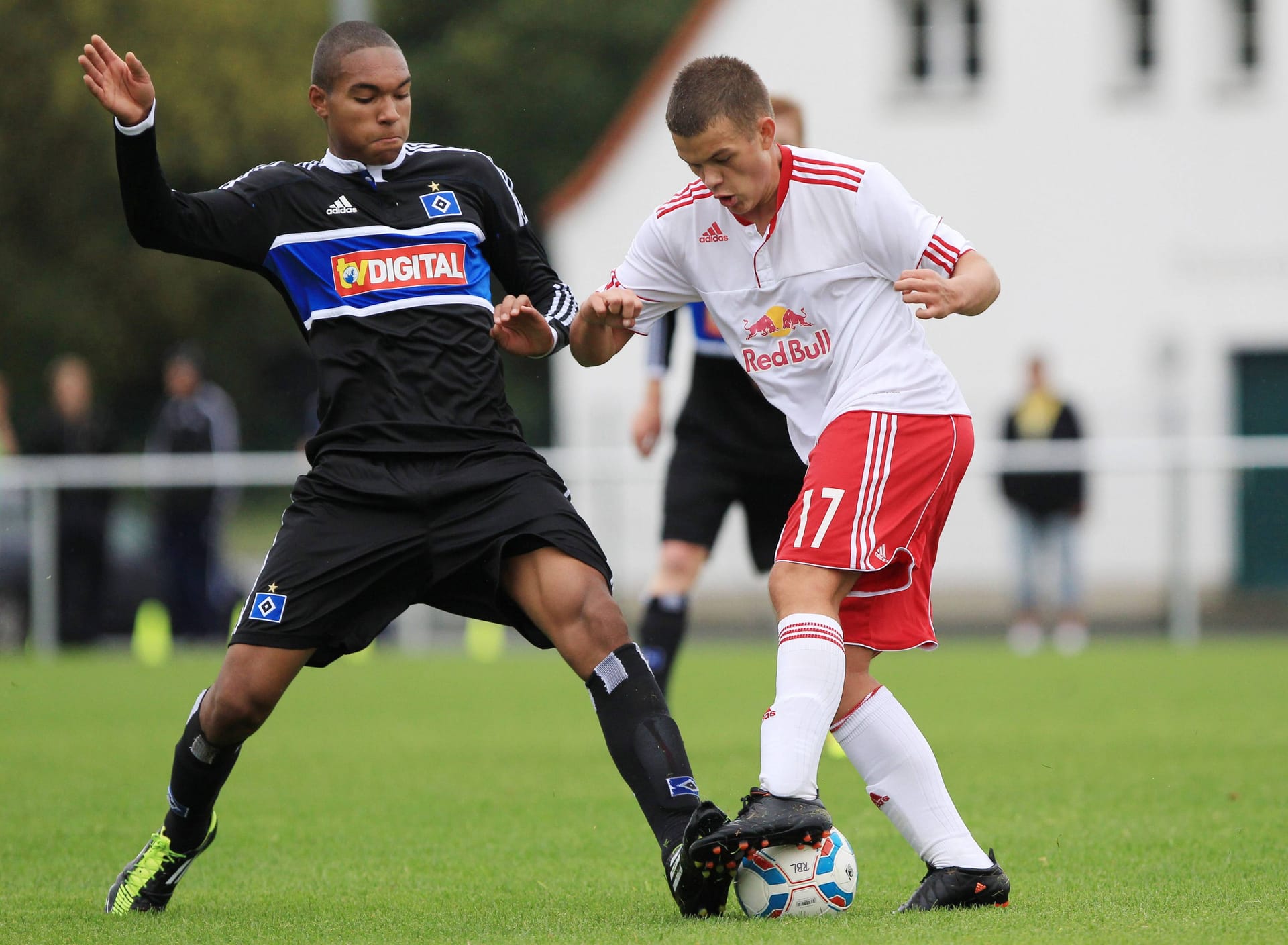 Jonathan Tah (l.) wurde schon mit 17 Jahren beim HSV zum Profi: Auf diesem Bild ist er noch 15 und kämpft gegen ein Talent von RB Leipzig.