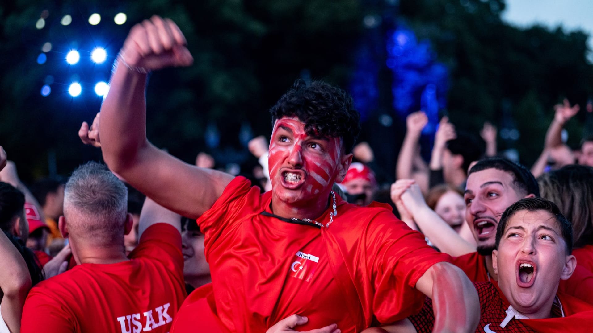 Fans der türkischen Nationalmannschaft jubeln beim Public Viewing auf der Fanmeile: Nach dem Siegtor der Niederländer kam es zu Ausschreitungen.