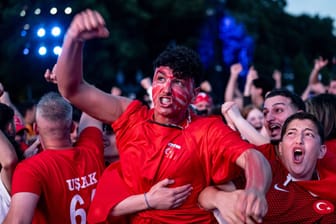 Fans der türkischen Nationalmannschaft jubeln beim Public Viewing auf der Fanmeile: Nach dem Siegtor der Niederländer kam es zu Ausschreitungen.