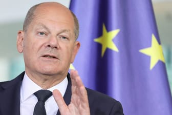 Olaf Scholz während einer Pressekonferenz (Archivbild): Laut dem Bundeskanzler stellt Putins Schattenflotte auch eine Gefahr für die Umwelt dar.