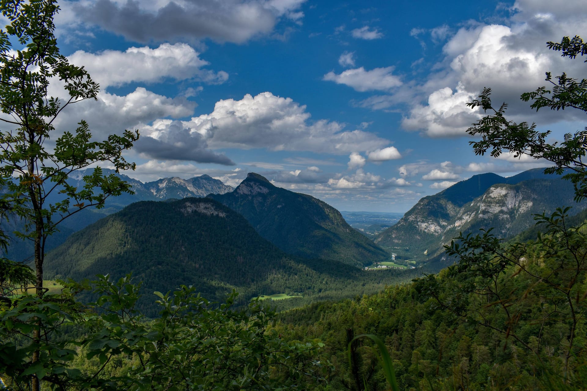 Blick von der Reiter Alm Richtung Bad Reichenhall und Hochstaufen (Symbolbild): Hier ist ein Deutscher tödlich verunglückt.