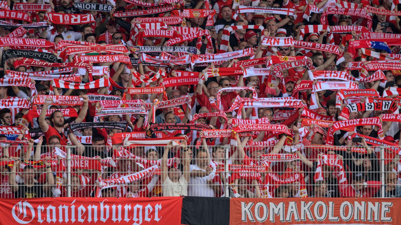 Fans von Union Berlin (Archivbild): Der Verein hat das Ausweichtrikot präsentiert.