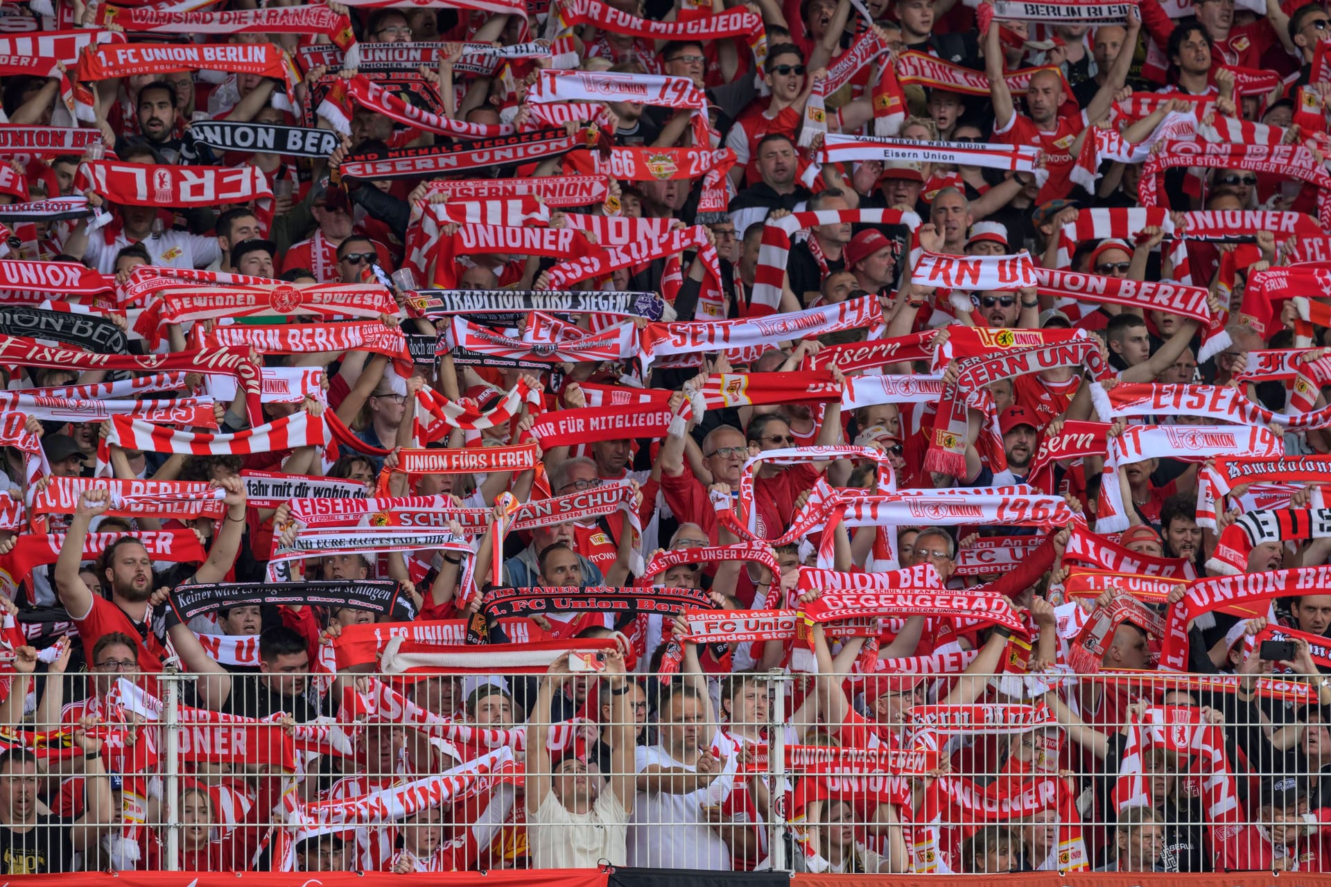 Fans von Union Berlin (Archivbild): Der Verein hat das Ausweichtrikot präsentiert.