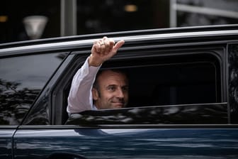 Emmanuel Macron: Der Präsident hat Grund zur Freude – sein Mitte-Lager ist entgegen der Erwartungen auf dem zweiten Platz gelandet.