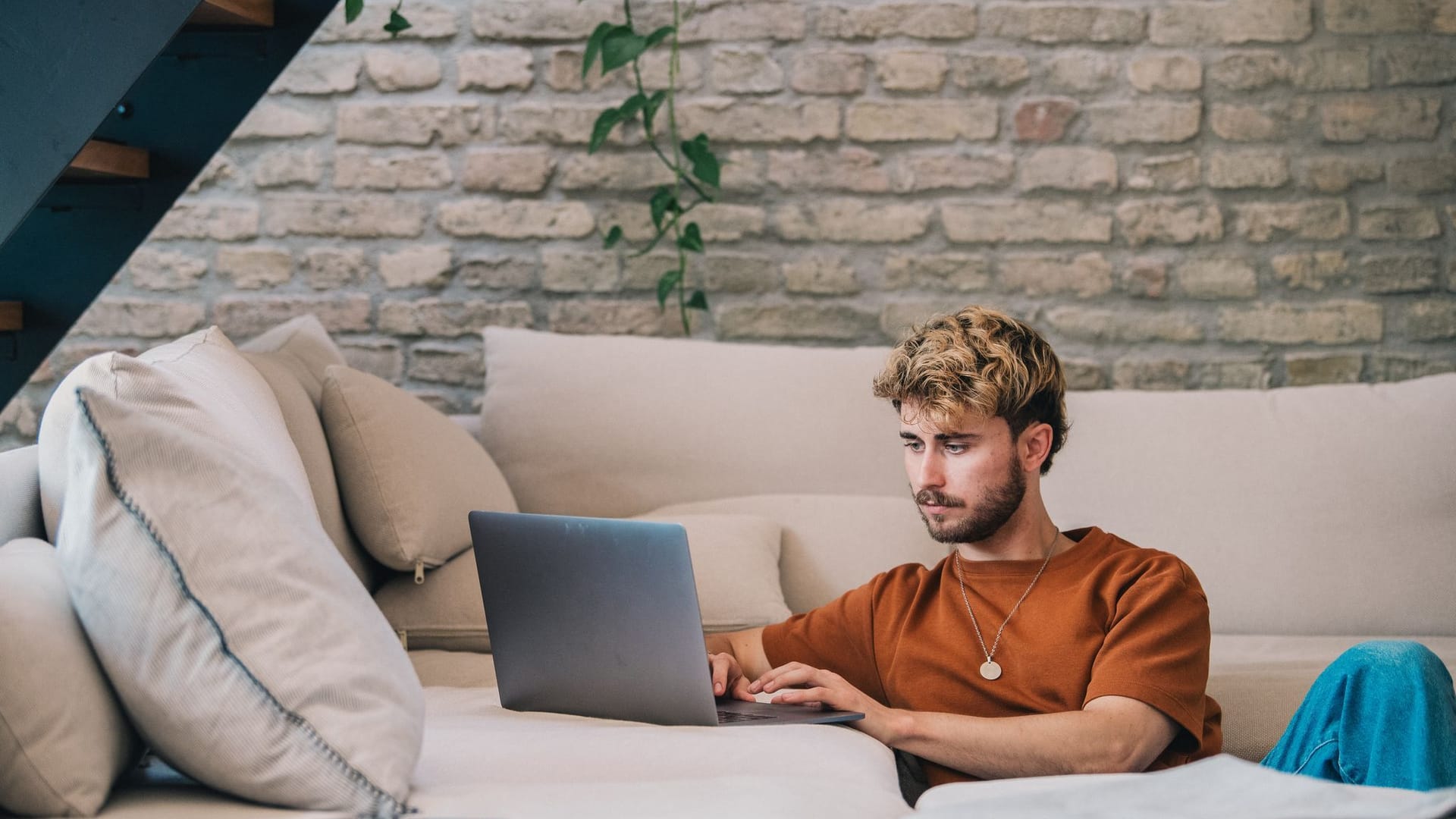 Ein junger Mann arbeitet am Laptop