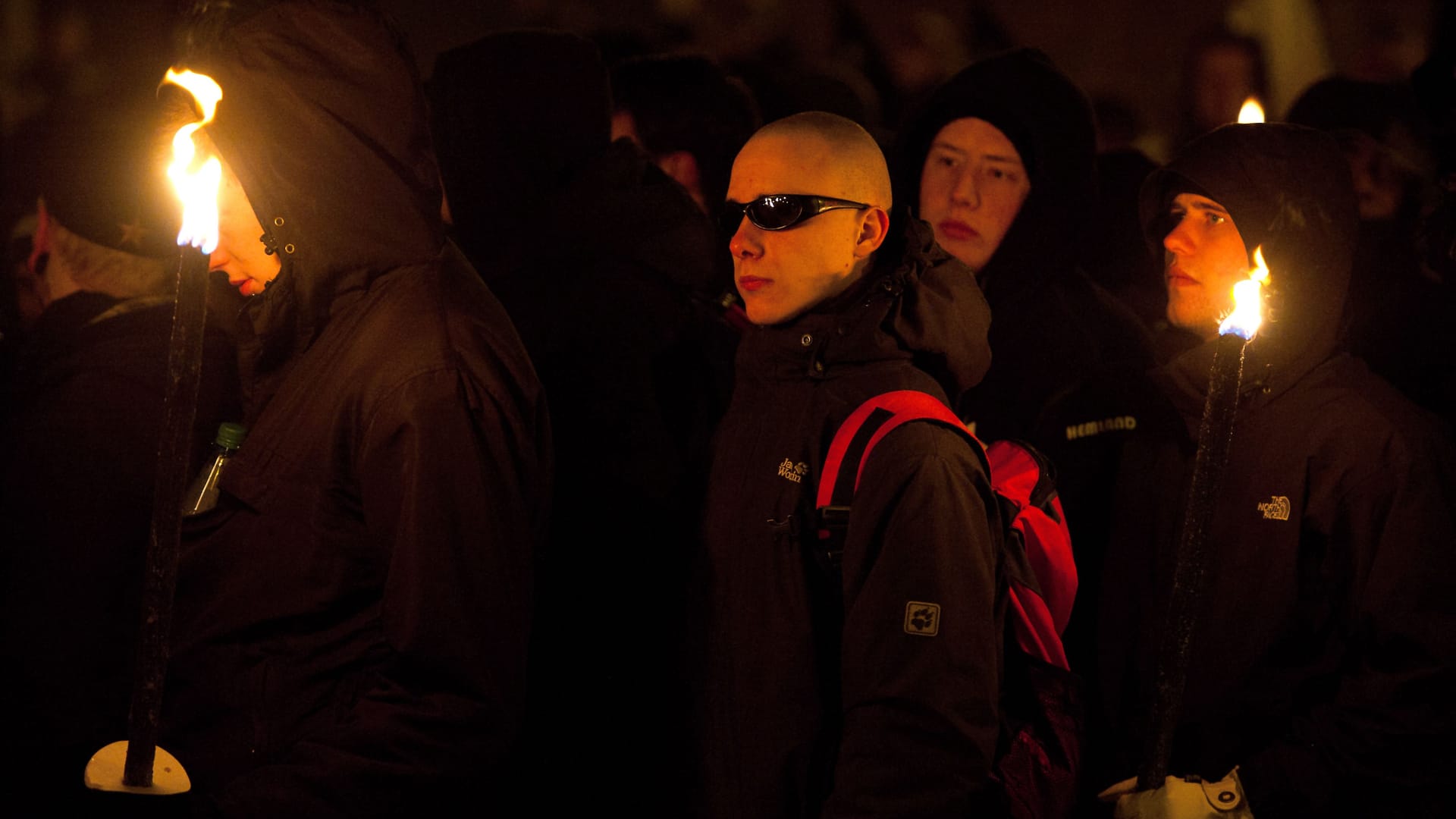 Teilnehmer einer Neonazi-Demonstration mit Fackeln (Archivbild): Die rechtsextreme Kleinstpartei "Die Rechte" darf nicht mit Fackeln laufen.