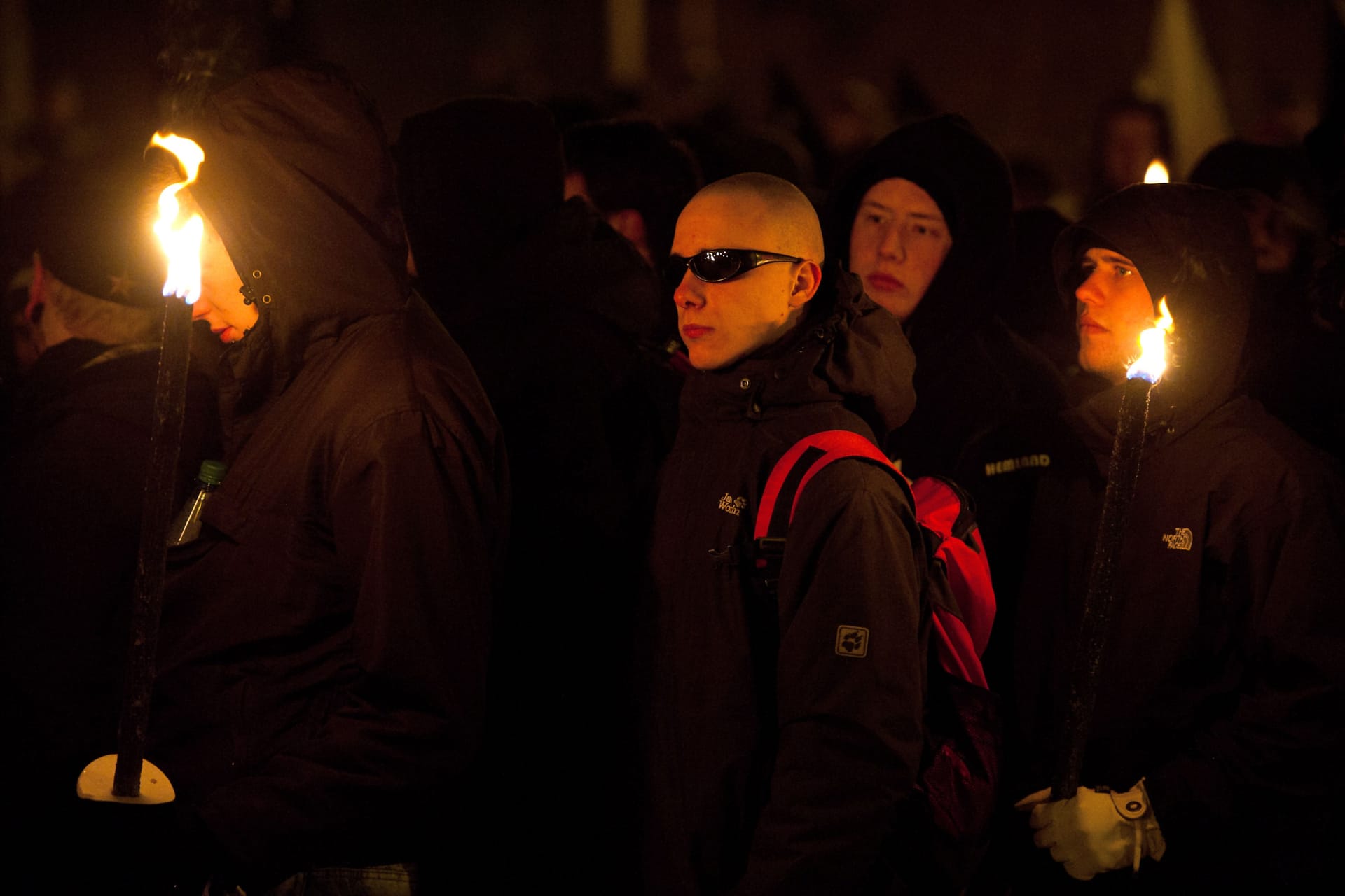 Teilnehmer einer Neonazi-Demonstration mit Fackeln (Archivbild): Die rechtsextreme Kleinstpartei "Die Rechte" darf nicht mit Fackeln laufen.