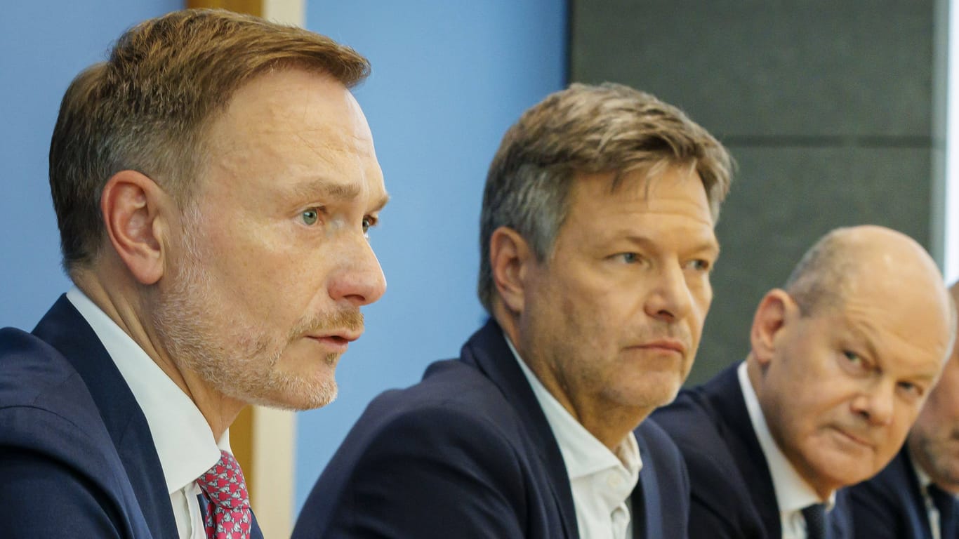 Christian Lindner (l.) und Robert Habeck auf einer Pressekonferenz: Die Ampel schlägt Steuererleichterungen für Zuwanderer vor.