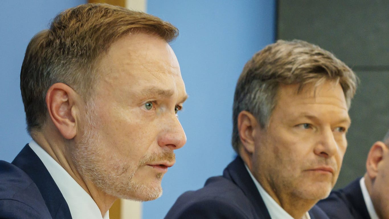 Christian Lindner (l.) und Robert Habeck auf einer Pressekonferenz: Die Ampel schlägt Steuererleichterungen für Zuwanderer vor.
