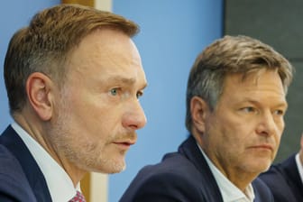 Christian Lindner (l.) und Robert Habeck auf einer Pressekonferenz: Die Ampel schlägt Steuererleichterungen für Zuwanderer vor.