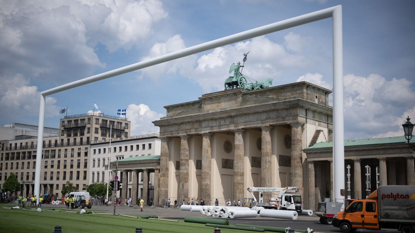 ARCHIV - 21.05.2024, Berlin: Kunstrasen liegt während einer Pressekonferenz zu Fanzonen bei der Fußball-Europameisterschaft 2024 bereits vor einem riesigen Tor vor dem Brandenburger Tor auf der Fanmeile.