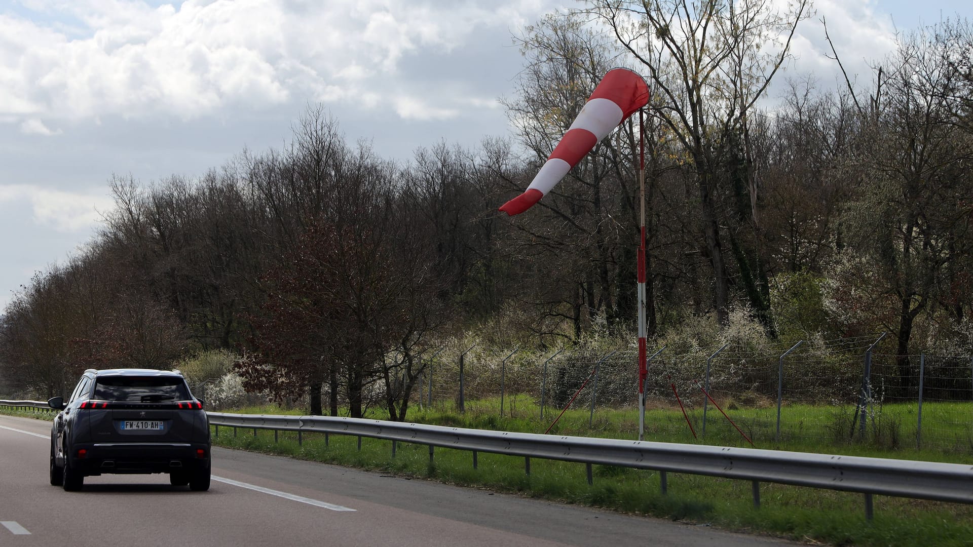 Windsack an der Autobahn: An solchen Stellen ist besondere Aufmerksamkeit nötig.