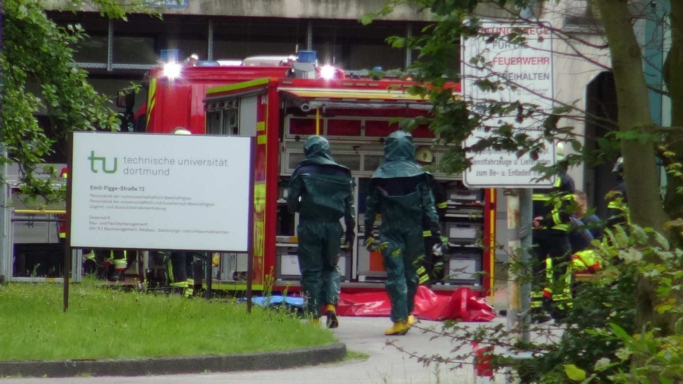 Die Dortmunder Feuerwehr rückte am Montagmorgen zu einem ABC-Alarm an der Universität aus.