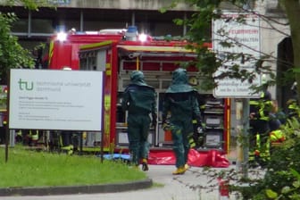 Die Dortmunder Feuerwehr rückte am Montagmorgen zu einem ABC-Alarm an der Universität aus.