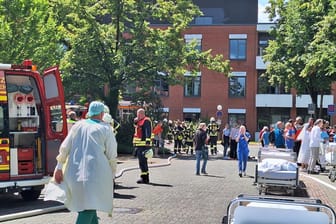 Die Feuerwehr war mit einem Großaufgebot vor Ort. Insgesamt sollen nach ersten Erkenntnissen mehr als 40 Patienten evakuiert worden sein.