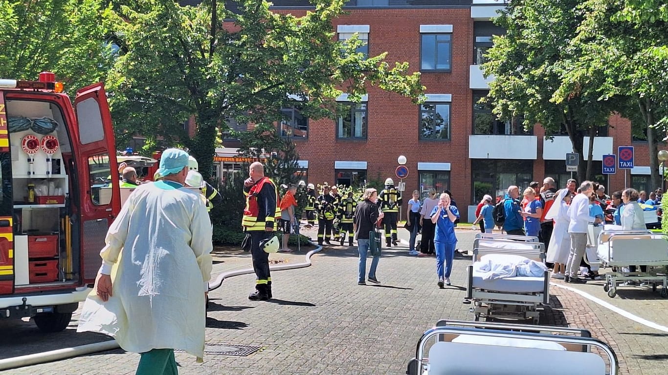 Die Feuerwehr war mit einem Großaufgebot vor Ort. Insgesamt sollen nach ersten Erkenntnissen mehr als 40 Patienten evakuiert worden sein.