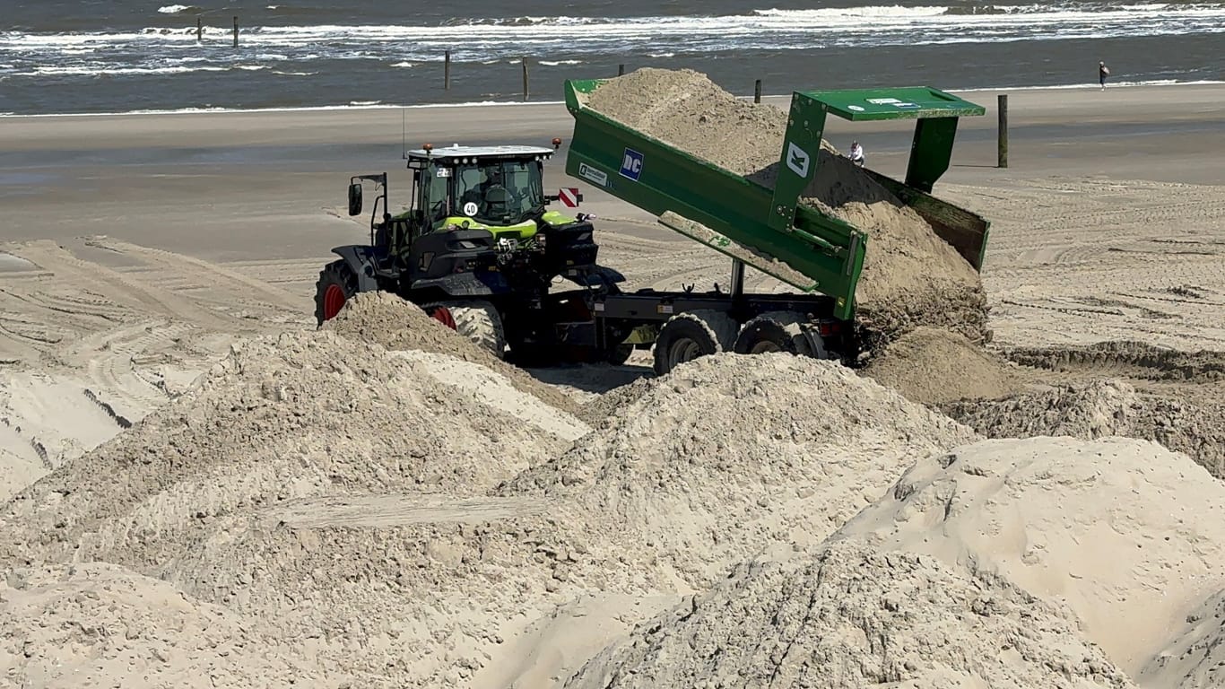 Die Badestrände werden nach der Stumflutsaison wieder mit Sand aufgefüllt – wie hier auf Norderney. (Archivbild)