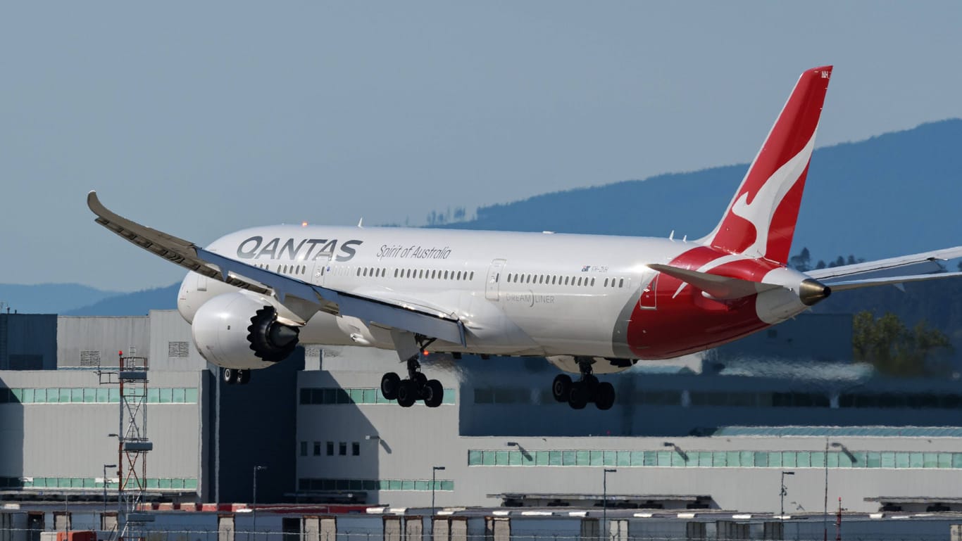 Ein Flugzeug der Airline Qantas (Symbolbild): An Bord eines Flugzeugs der Airline starb eine Frau mutmaßlich an Tuberkulose.