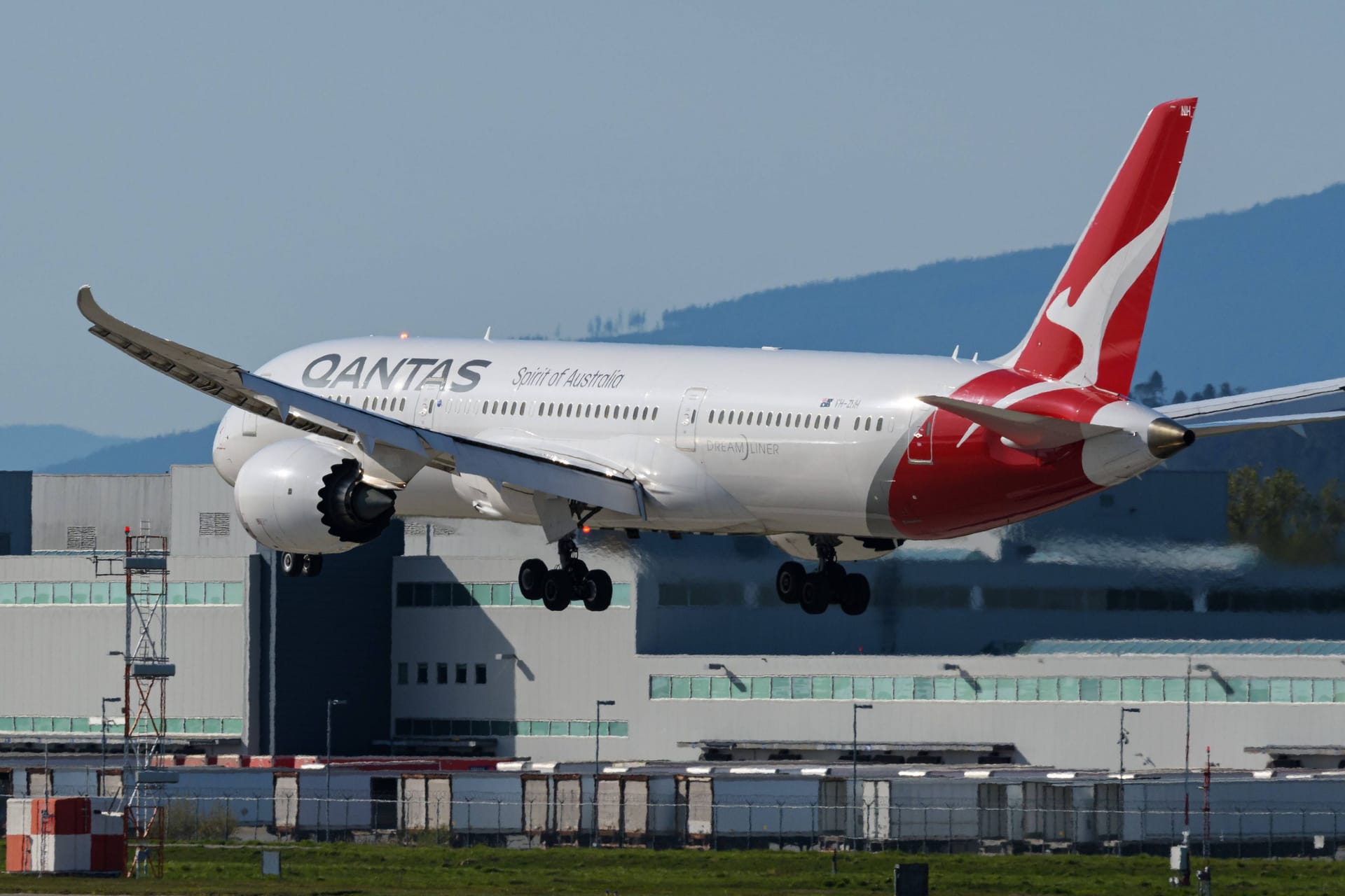 Ein Flugzeug der Airline Qantas (Symbolbild): An Bord eines Flugzeugs der Airline starb eine Frau mutmaßlich an Tuberkulose.