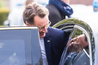 Hendrik Wüst steigt in seinen Dienstwagen (Archivfoto): Der Audi A8 hat im bundesweiten Fuhrpark aller Landespolitiker die schlechteste CO₂-Bilanz.